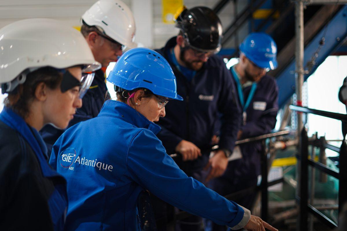Personnes travaillant dans une centrale